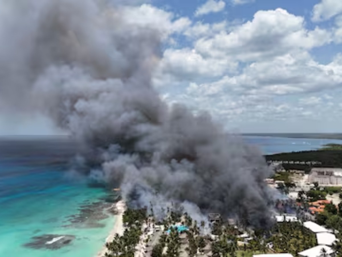 Evacúan a 1,700 turistas tras incendio en hotel de playa