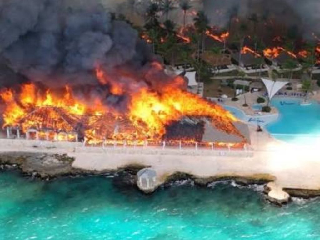 Incendio obliga a evacuar a 1,700 turistas en República Dominicana