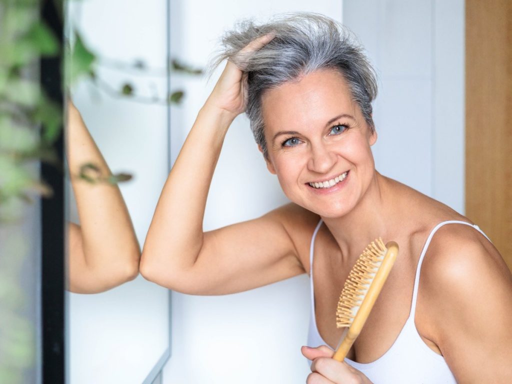 La ciencia estudia cómo el envejecimiento, la genética y el estrés celular influyen en la pérdida de color del cabello.