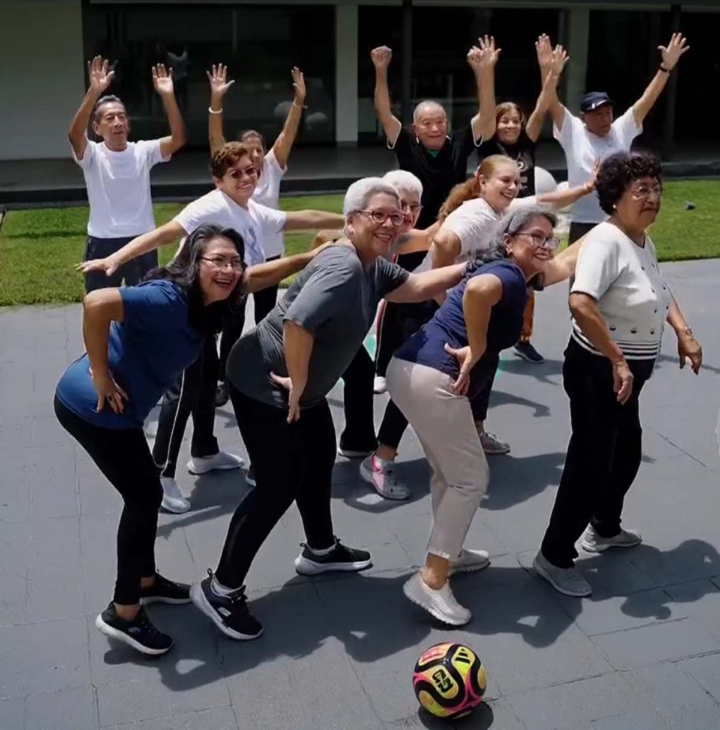 Pensionados del ISP participaron en una peculiar coreografía para celebrar la inauguración del Mundial.