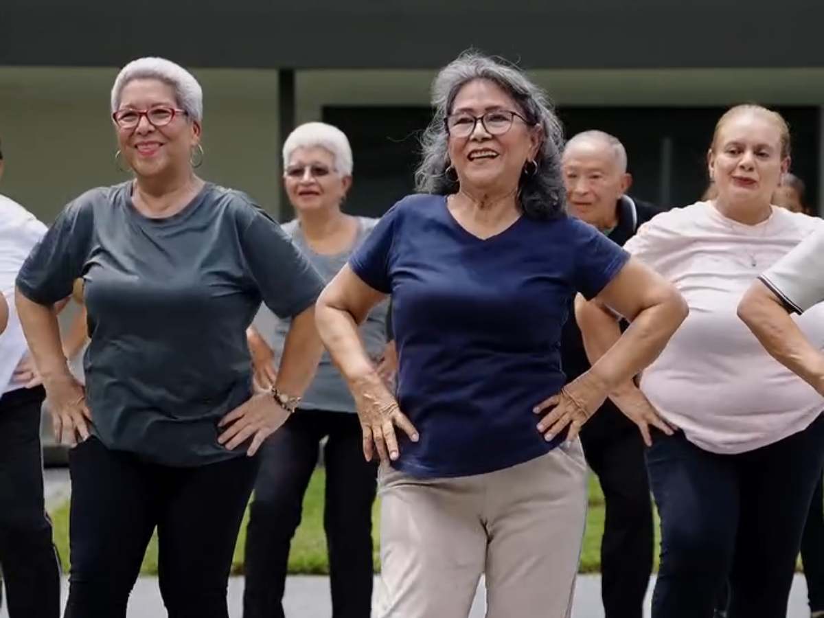 Pensionados del ISP participaron en una peculiar coreografía para celebrar la inauguración del Mundial.