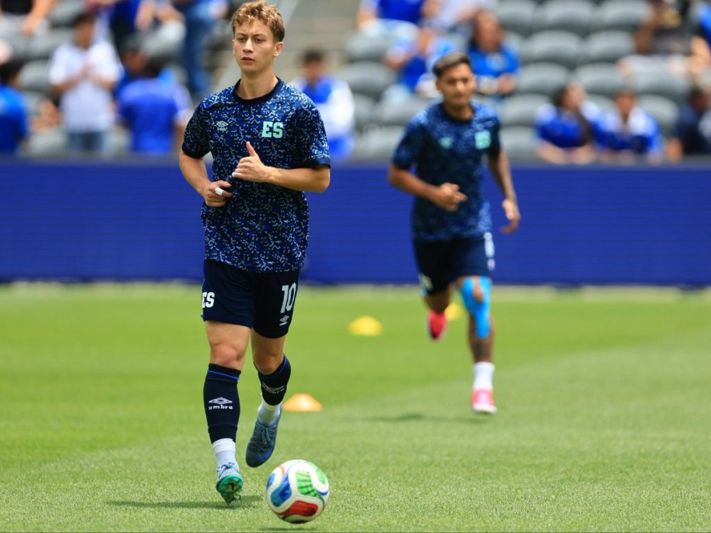 Nathan Ordaz calentando para jugar con la Selecta ante Qatar. Foto Cortesía FESFUT
