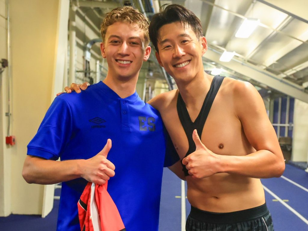 Nathan Ordaz con Heung Min Son tras el partido de la Selecta contra Corea del Sur. Foto Cortesía FESFUT