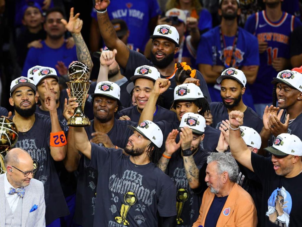 Jalen Brunson con su trofeo de jugador más valioso de las finales de la NBA. Foto EFE
