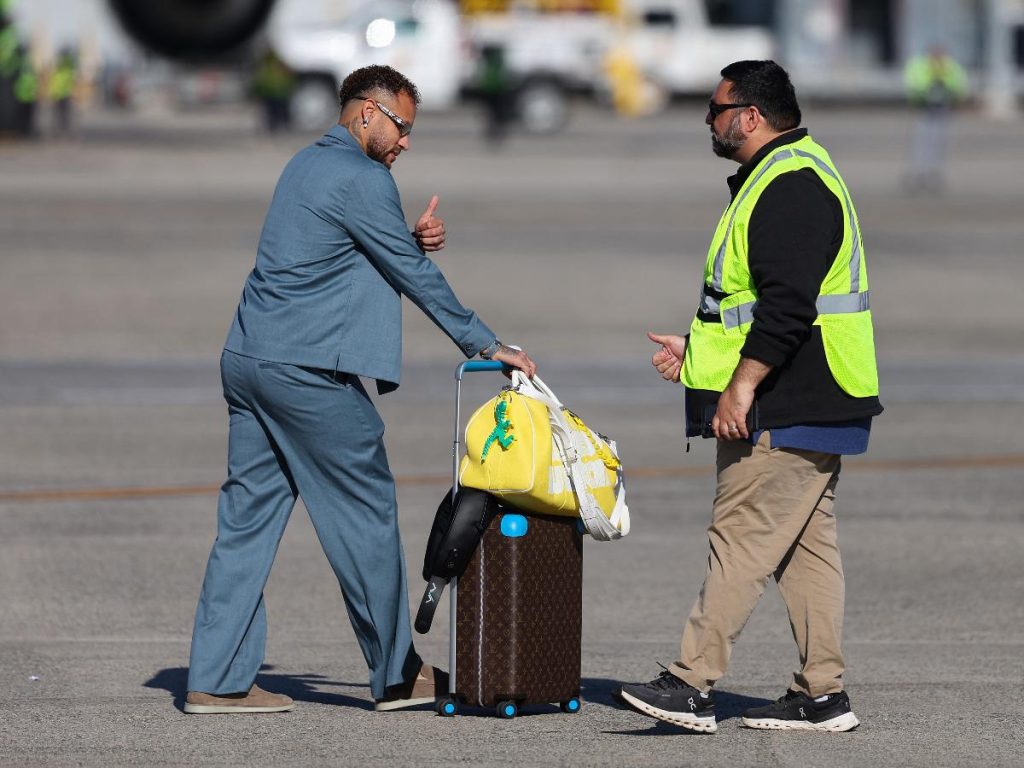 Neymar Jr., jugador de la selección brasileña, llega a Estados Unidos para la Copa Mundial en el Aeropuerto Internacional Newark Liberty el 2 de junio de 2026 en Newark, Nueva Jersey.