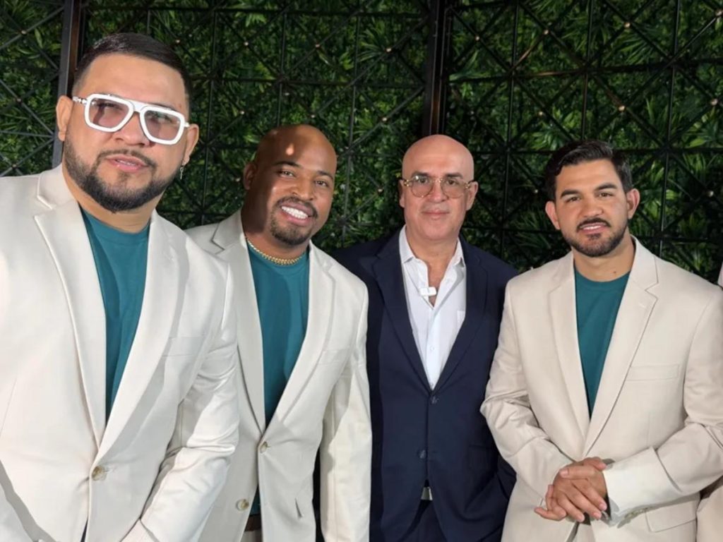 Los integrantes del Grupo Niche Adolfo 'Fito' Echeverría (i), Luis Araque (2-i), y Alejandro Iñigo (d), posan junto al director musical de la agrupación, José Aguirre, durante una entrevista con EFE en Miami (EE.UU.).