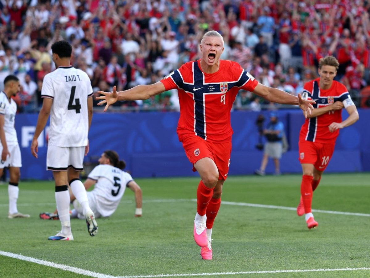 Erling Haaland celebra su doblete ante Irak. Foto AFP