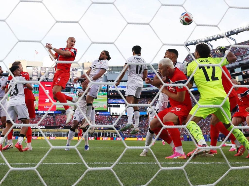 Leo Ostigard anota su gol con Noruega ante Irak en el Mundial. Foto AFP