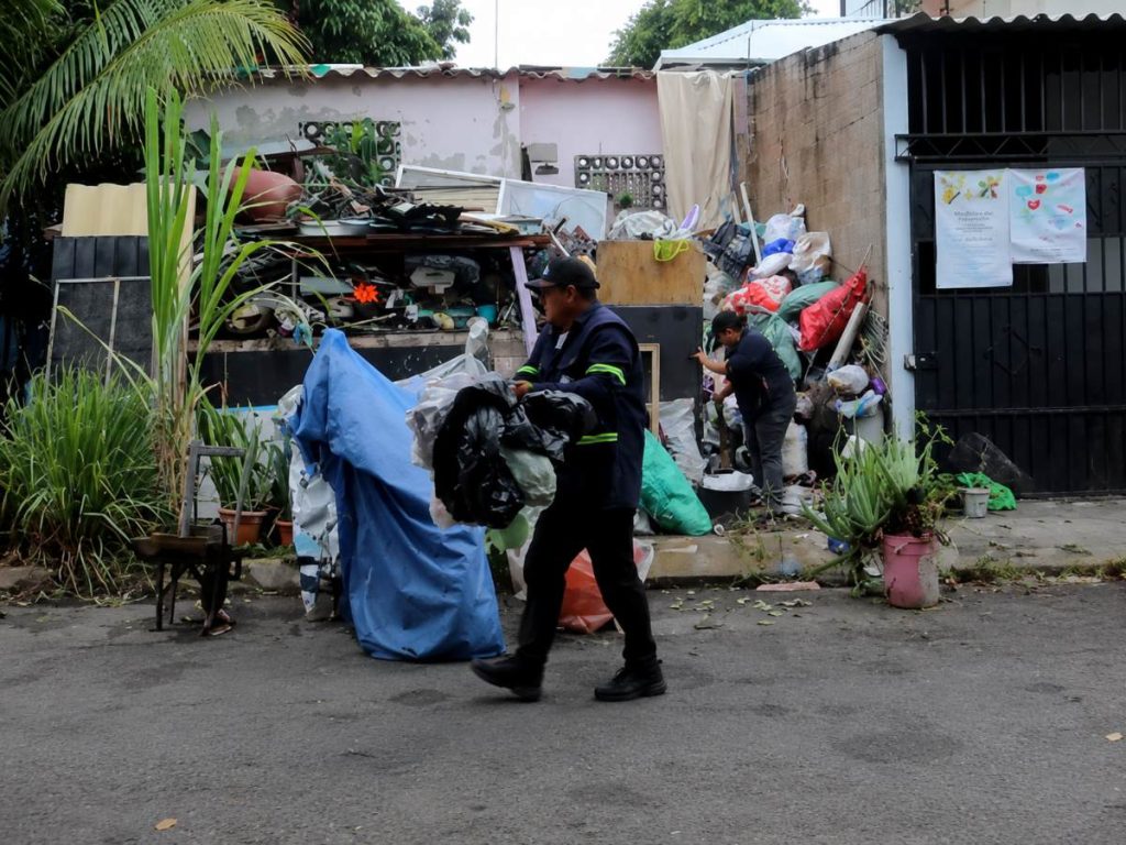 obstrucción-acera-basura-San Salvador Este