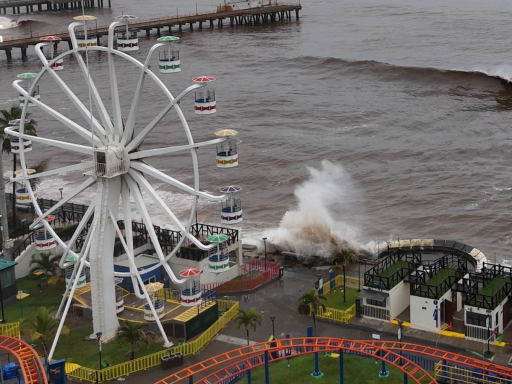 El alto oleaje continúa afectando la costa de El Salvador, según el Ministerio de Medio Ambiente, que informó sobre la llegada de mar de fondo incrementado al litoral.