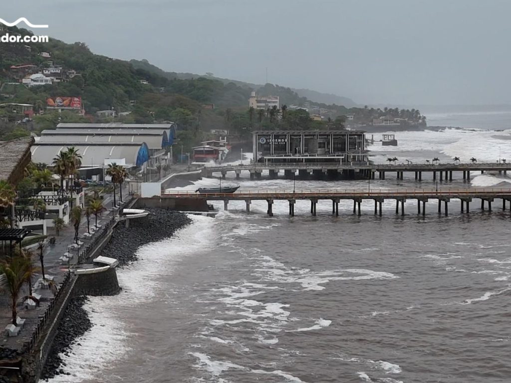 Las olas son más rápidas y altas de lo habitual y pueden generar inundaciones en la parte alta de las playas, volcamiento de embarcaciones, corrientes de retorno más fuertes y riesgos para quienes ingresen al mar.