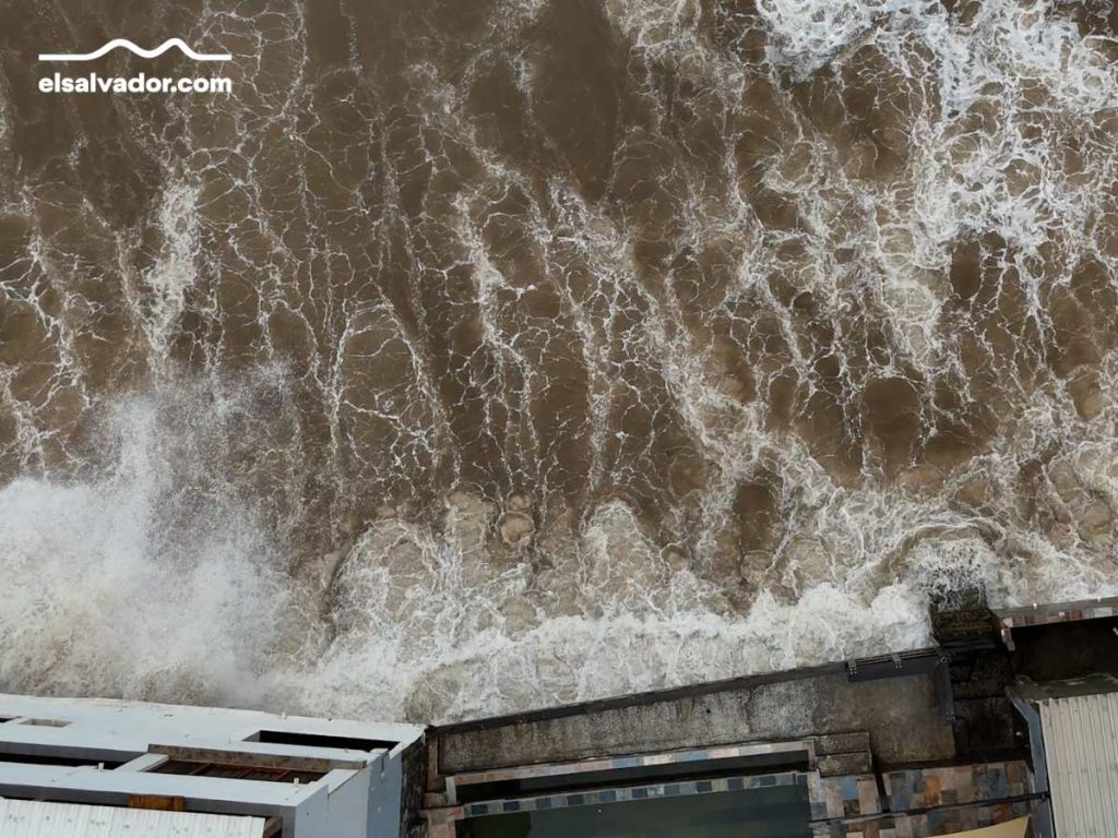En el Puerto de La Libertad, el fenómeno ya dejó daños visibles en el malecón turístico, donde el MOP coloca grandes rocas como protección provisional.