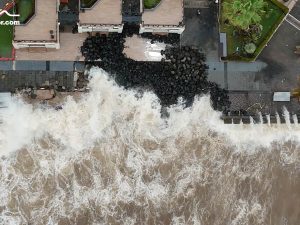 Dron | Fuerte oleaje sigue golpeando el Puerto de La Libertad