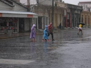 La limpieza de techos, canaletas y tragantes es clave para reducir riesgos durante las lluvias de la temporada invernal.