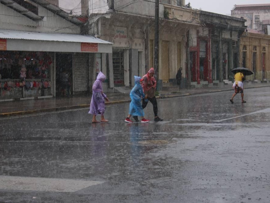 La limpieza de techos, canaletas y tragantes es clave para reducir riesgos durante las lluvias de la temporada invernal.