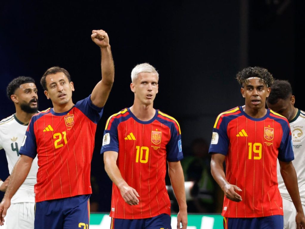 Mikel Oyarzabal, Dani Olmo y Lamine Yamal celebran la victoria de España ante Arabia Saudita. Foto AFP