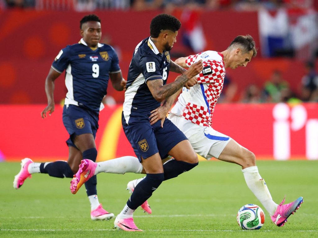 El defensa panameño número 16, Andrés Andrade, y el delantero croata número 11, Ante Budimir, luchan por el balón durante el partido de fútbol del Grupo L de la Copa Mundial 2026 entre Panamá y Croacia en el Estadio de Toronto, el 23 de junio de 2026. (Foto de Cole Burston / AFP)