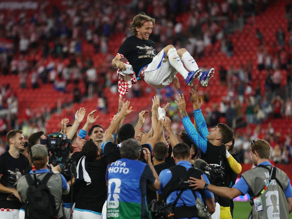 El centrocampista croata Luka Modric, número 10, es alzado por sus compañeros mientras celebran la victoria en el partido de fútbol del Grupo L del Mundial 2026 entre Panamá y Croacia en el Estadio de Toronto, el 23 de junio de 2026. (Foto de Cole Burston / AFP)