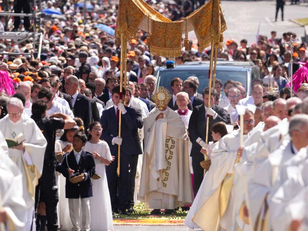 El papa León XIV camina por la calle Alcalá durante la procesión del Corpus Christi en Madrid.