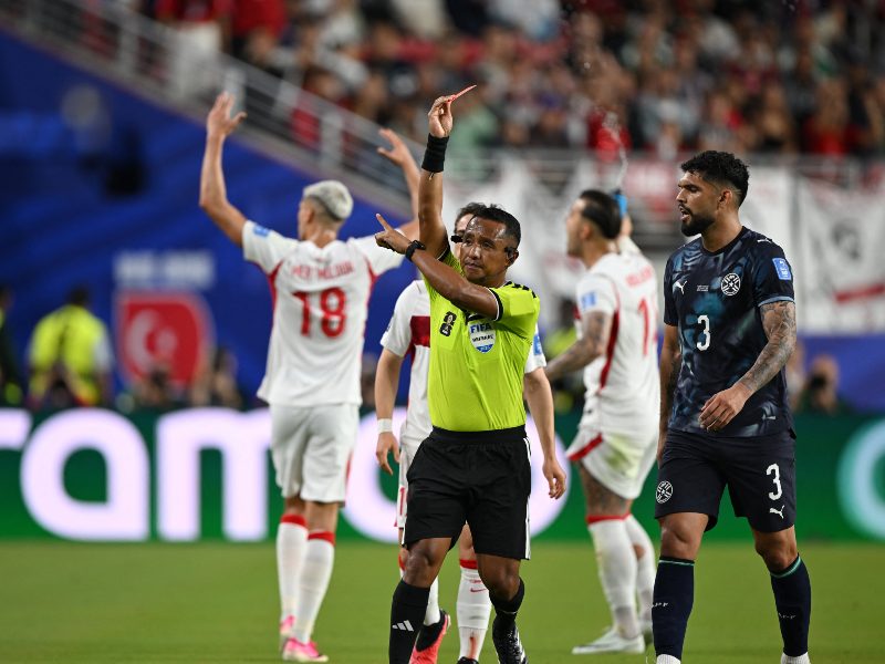 Iván Barton aplicó la nueva normativa de la FIFA que sanciona a los jugadores que se cubren la boca al hablar.