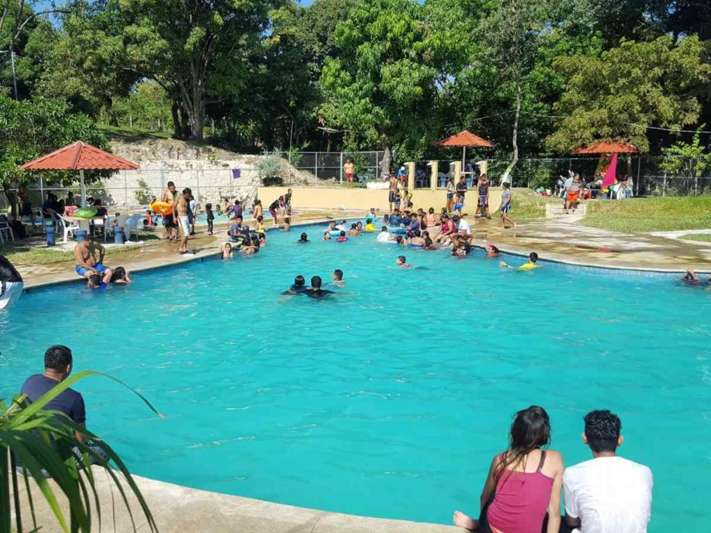 Las familias pueden disfrutar áreas recreativas, piscinas y zonas verdes cerca de San Salvador.