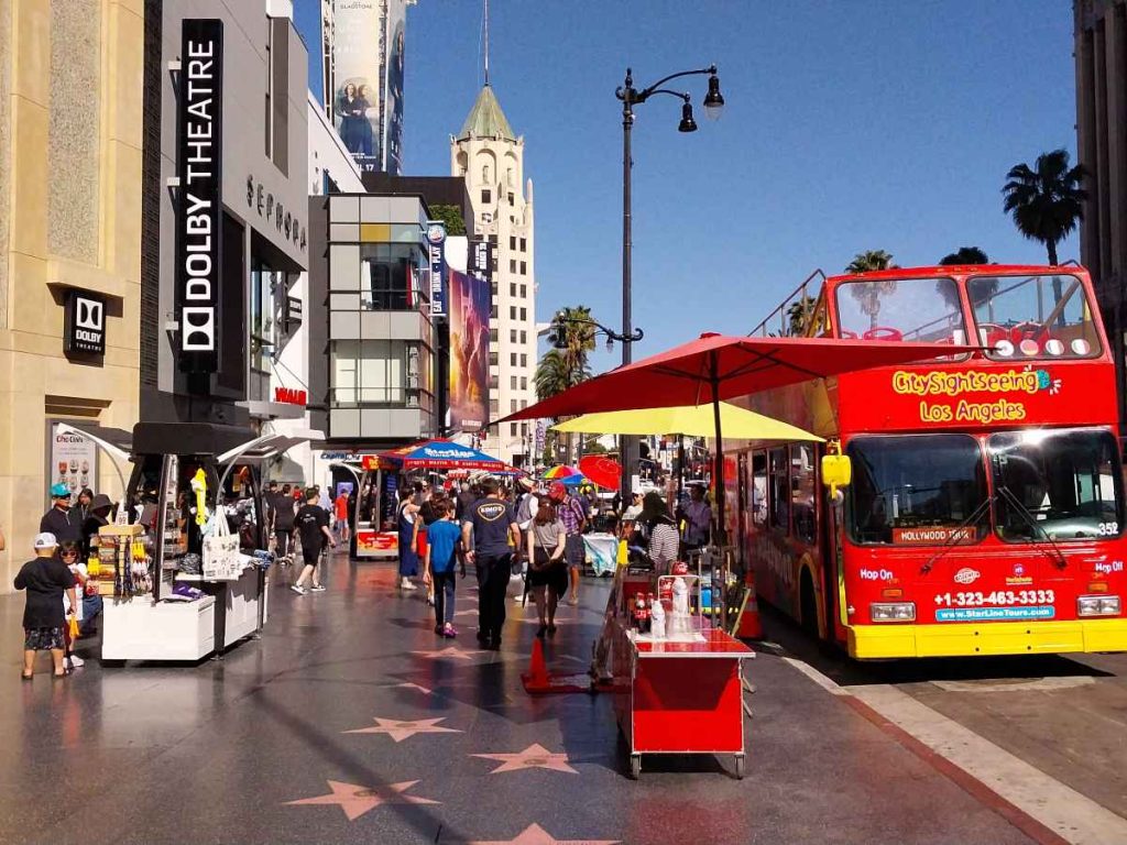 El Paseo de la Fama de Hollywood figura entre las paradas turísticas más emblemáticas para quienes visiten Los Ángeles durante el Mundial.