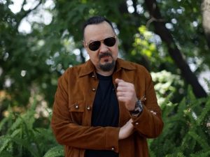 El cantautor mexicano Pepe Aguilar posa durante una entrevista con EFE, en Ciudad de México (México).