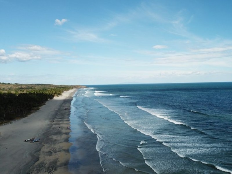 El entorno natural de Playa El Carrizal reúne mar, montañas y una amplia franja de arena.
