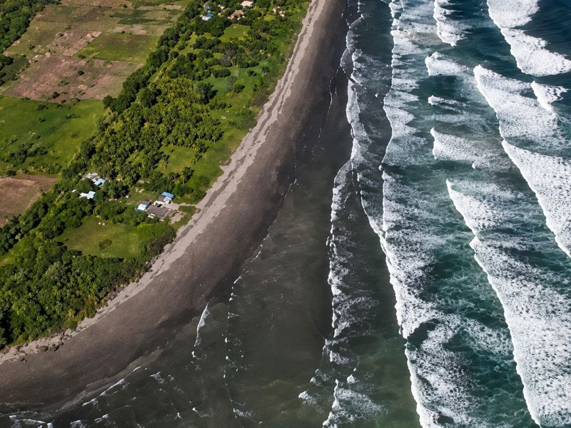El Esterón se ubica en el oriente salvadoreño y ofrece una experiencia más serena frente al mar. 