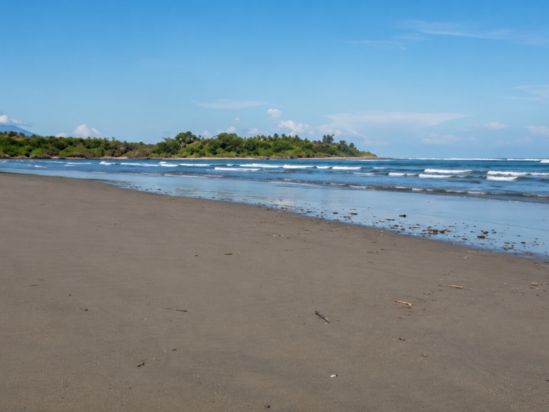 Las aguas calmadas y el entorno relajado hacen de Playa El Esterón una opción para desconectarse. 