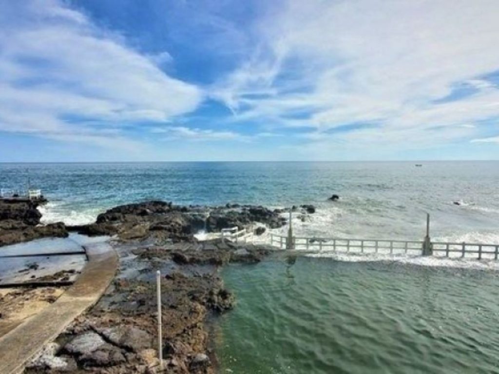 La arena negra de Playas Negras crea un paisaje único en La Unión.