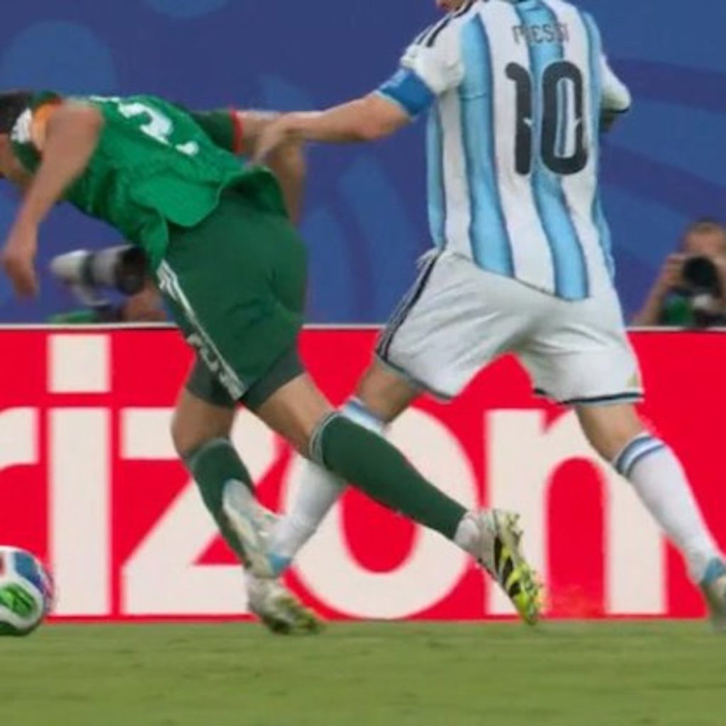 La jugada de la polémica de Messi ante Argelia. Foto Captura de pantalla