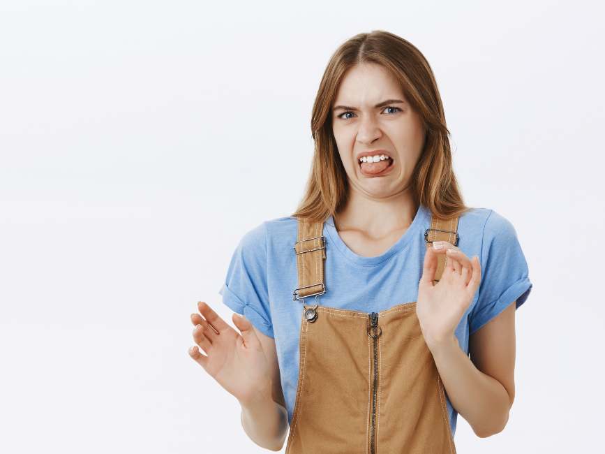 Las primeras impresiones no siempre son acertadas y pueden estar influenciadas por experiencias previas o sesgos inconscientes.