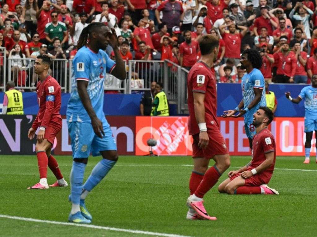 Cristiano Ronaldo y Bruno Fernandes se lamentan un fallo ante el Congo en el Mundial. Foto AFP