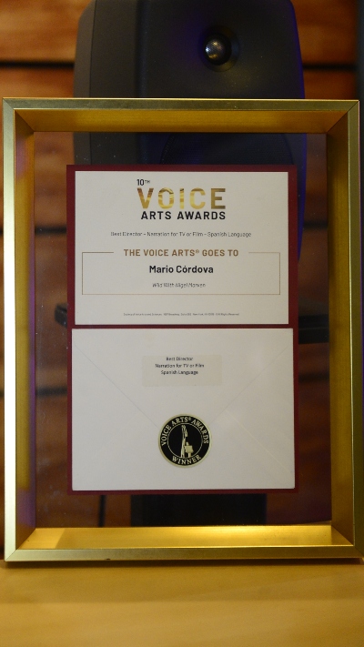 Mario Córdova obtuvo un Voice Arts Award por la dirección de narración en español del documental Bajo la sombra de volcanes.