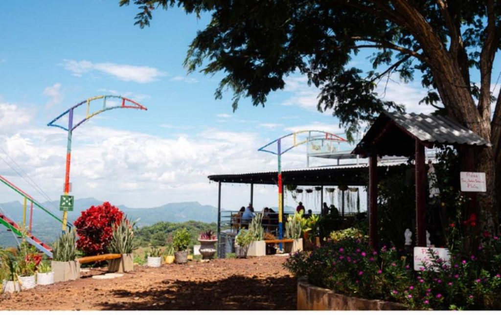 Las vistas panorámicas de Morazán complementan la experiencia gastronómica y de aventura.