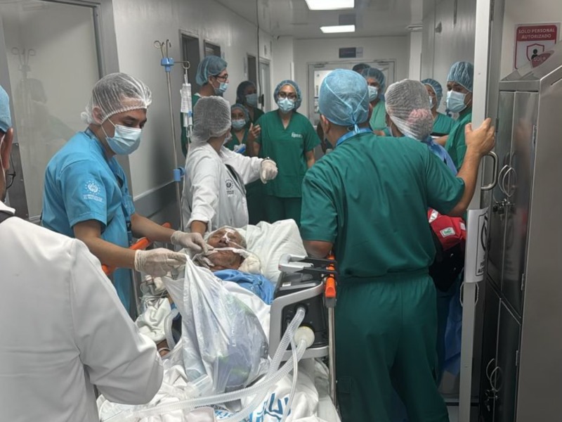 El paciente atendido en la primera cirugía de emergencia del Nuevo Hospital Rosales continúa bajo cuidados especializados.