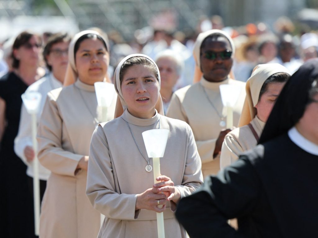 Monjas participan en la procesión del Corpus Christi tras la misa oficiada por el papa León XIV en la Plaza de Cibeles.