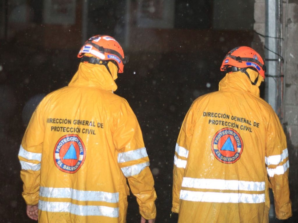 El Salvador cuenta con 180 albergues preequipados para atender posibles evacuaciones.