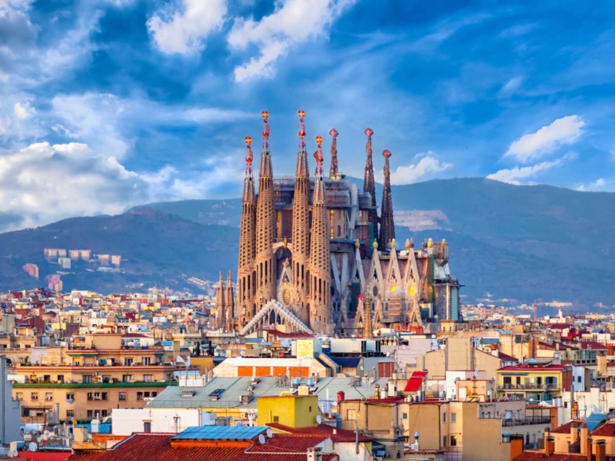 Barcelona enfrenta crecientes protestas contra el turismo masivo.