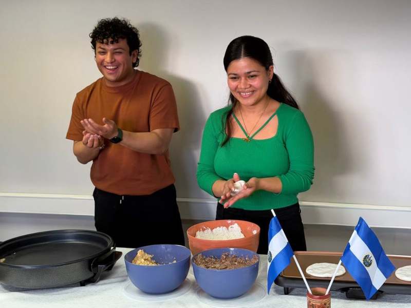 La jornada “Haciendo Pupusas” reunió a miembros de la diáspora salvadoreña en Moscú, según informó la Cancillería.