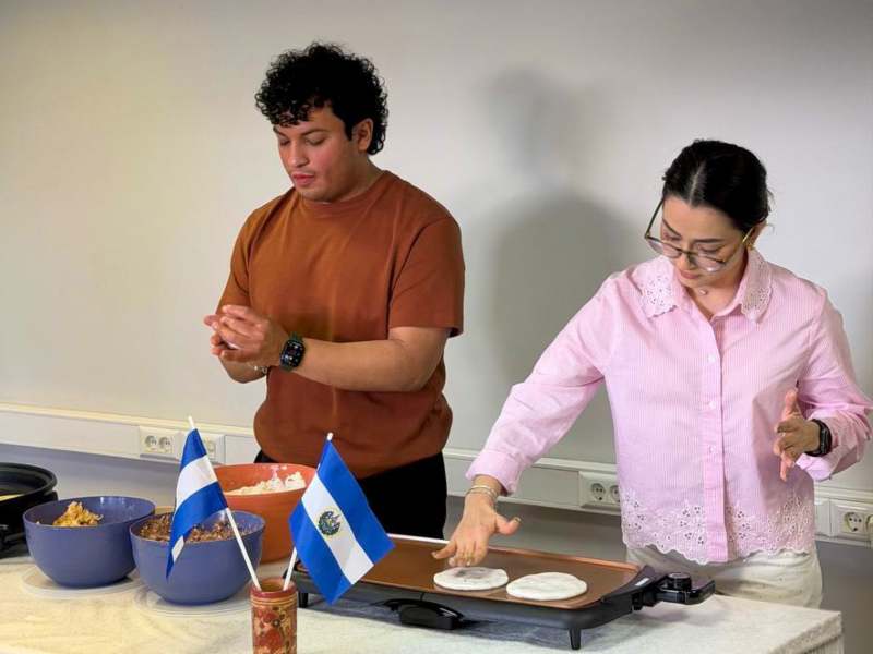 La actividad permitió a los participantes aprender técnicas para elaborar pupusas y encontrar alternativas a ingredientes difíciles de conseguir en Rusia.