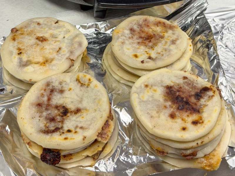 La gastronomía salvadoreña fue el punto de encuentro para decenas de connacionales que participaron en una clase de elaboración de pupusas en Moscú.