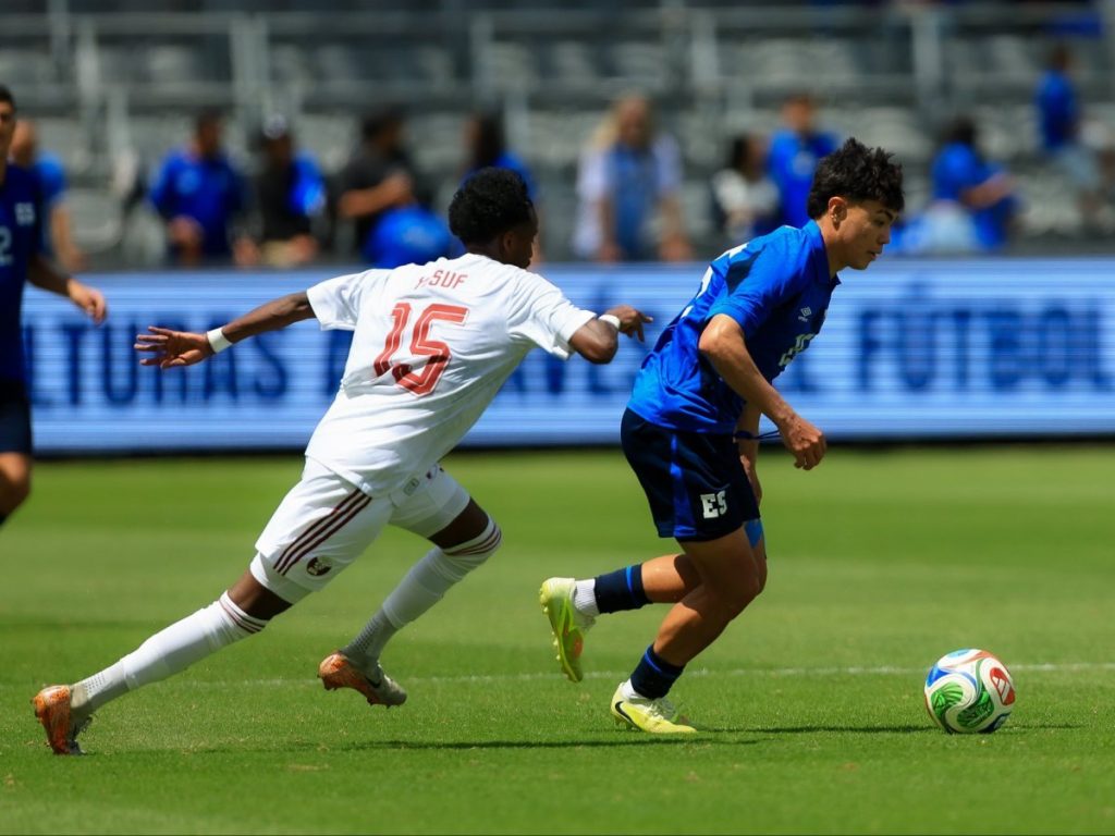 Jefferson Valladares (der.) contra defensa de Qatar. Foto Costesía FESFUT