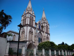 Santa Tecla enamora con sus espacios históricos, parques urbanos y un ambiente perfecto para disfrutar en familia o con amigos.