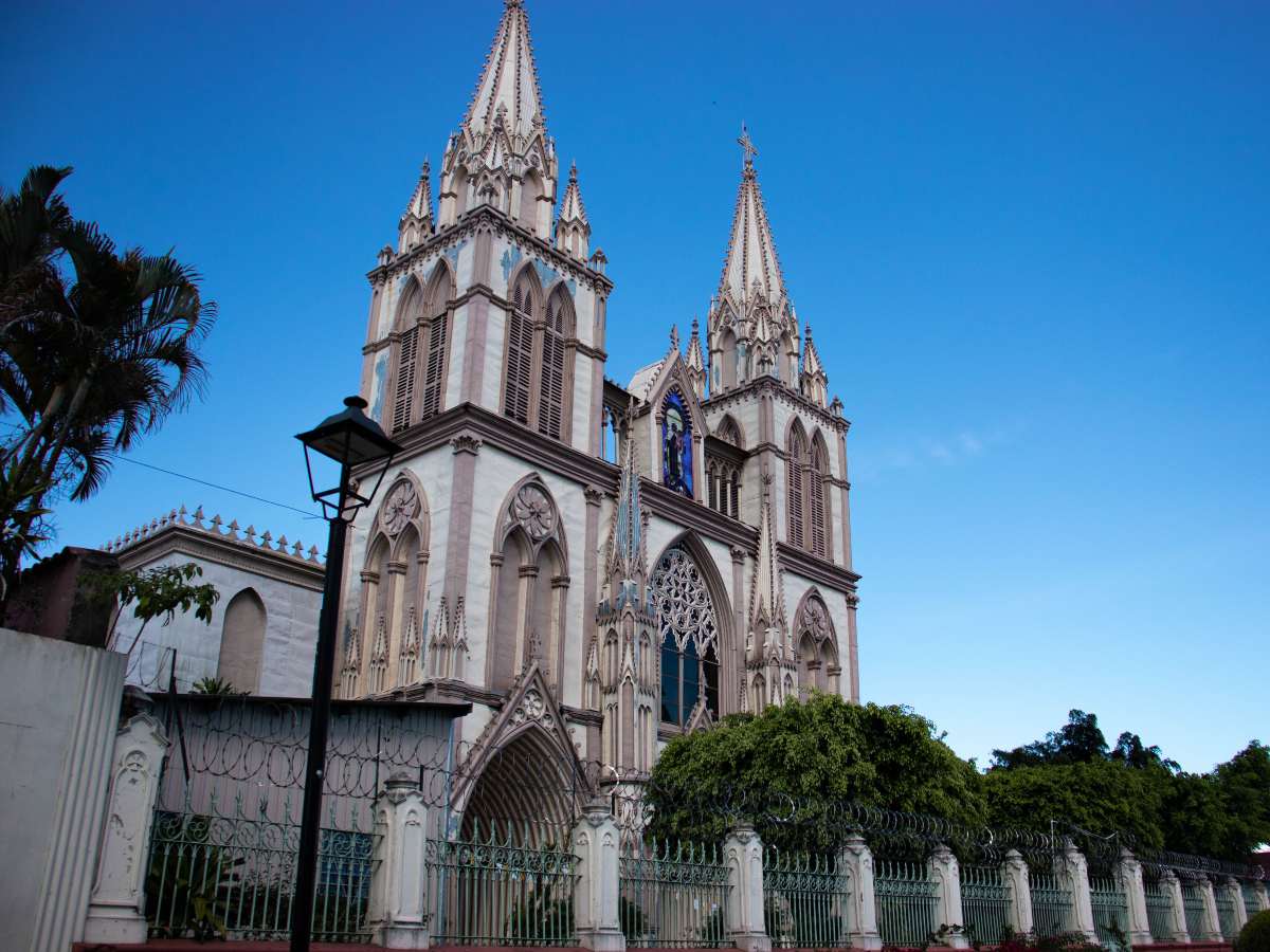 Santa Tecla enamora con sus espacios históricos, parques urbanos y un ambiente perfecto para disfrutar en familia o con amigos.