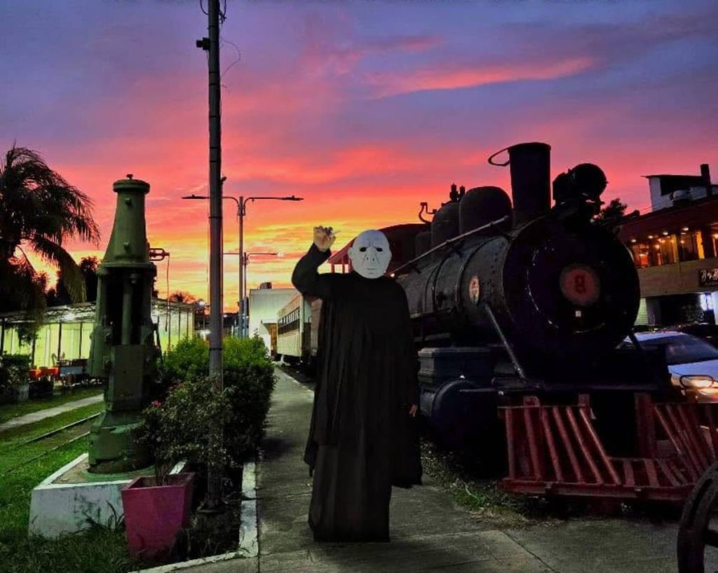 El vagón temático es uno de los rincones más fotografiados del lugar.