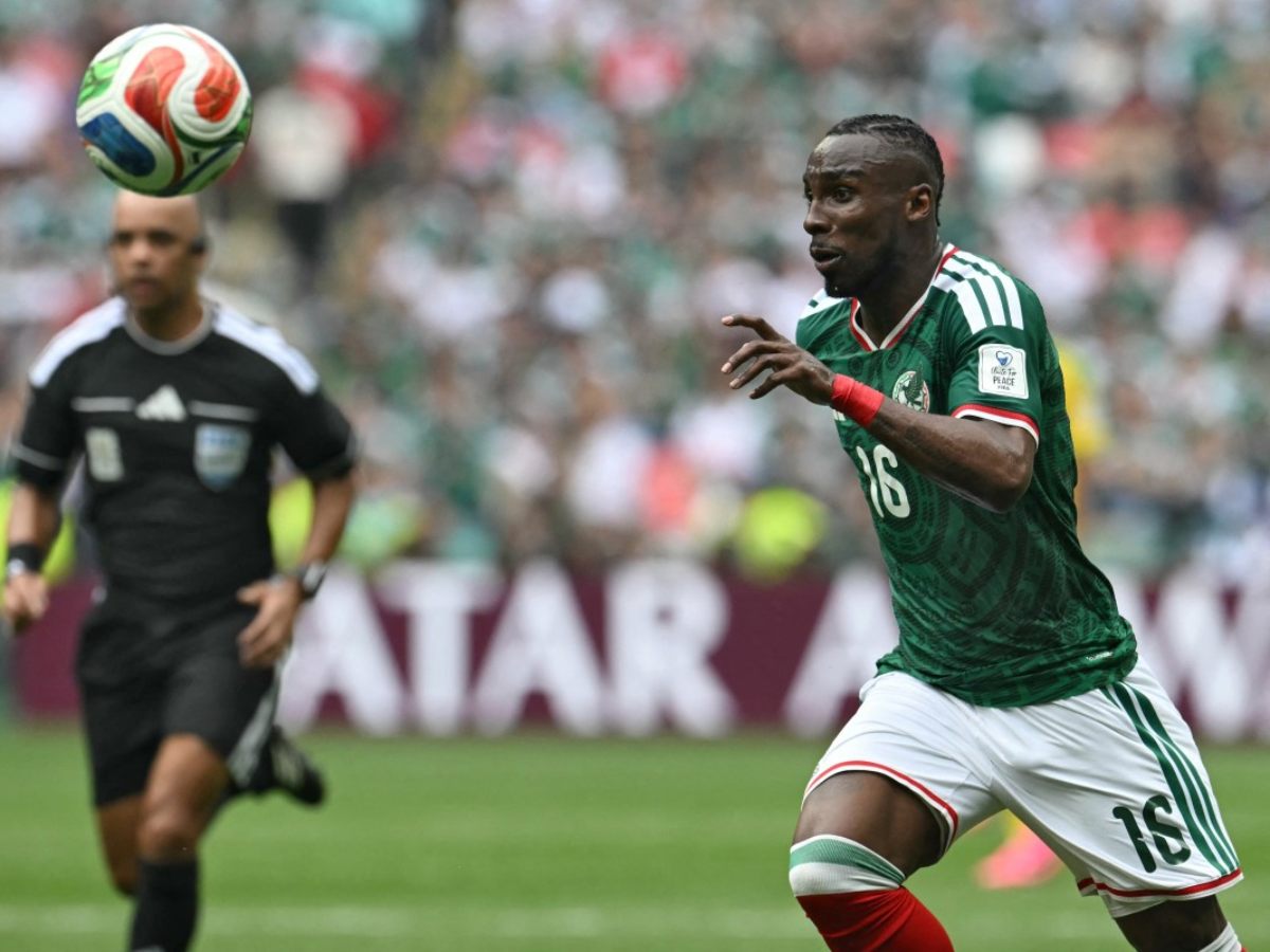Julián Quiñones (16) celebra el primer gol de México ante Sudáfrica. Foto AFP