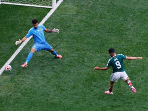 Momento exacto que Raúl Jiménez anota el segundo gol de México. Foto AFP