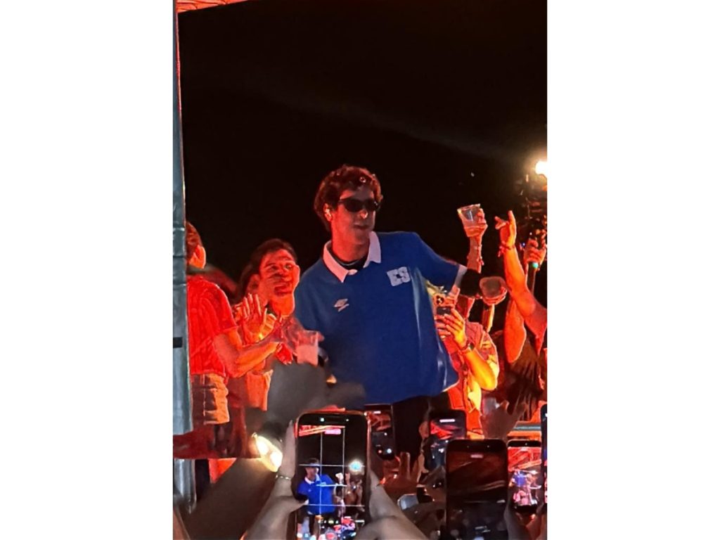 Alberto Montenegro compartió varios momentos con el público salvadoreño durante el concierto de Rawayana en el Complejo Deportivo Cuscatlán.